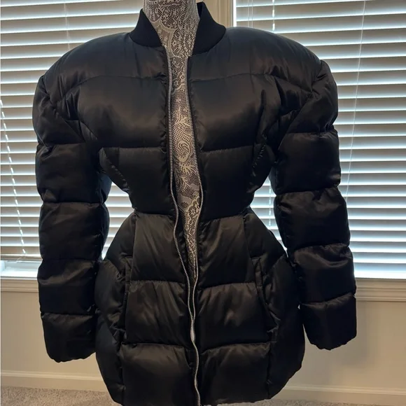 Dolce & Gabbana Black Puffer Jacket that’s cinched in the waist. Size 40 - Picture 8 of 8